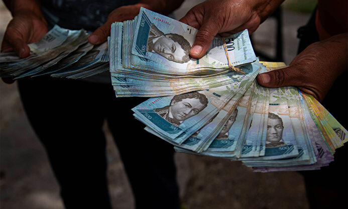 Bolívares sin valor en las calles de Venezuela. |  Cordon Press