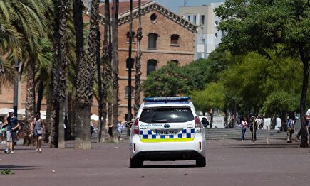 Un coche de Guardia Urbana patrulla en Barcelona |  EFE