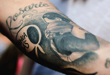 Un joven luce un tatuaje con Juan Domingo y Evita Perón |  Cordon Press