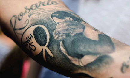 Un joven luce un tatuaje con Juan Domingo y Evita Perón |  Cordon Press