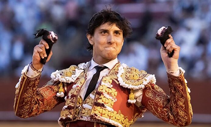 Roca Rey en una de sus grandes faenas de la temporada en Sevilla. |  EFE