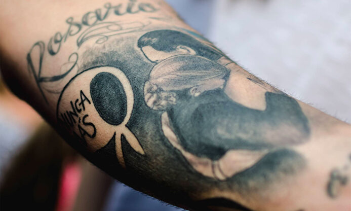 Un joven luce un tatuaje con Juan Domingo y Evita Perón |  Cordon Press