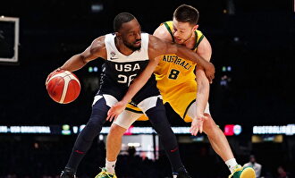 Kemba Walker y Dellavedova luchan por un balón. |  EFE