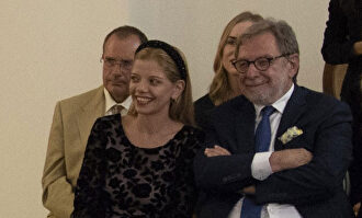 Cebrián y su mujer durante una reciente audiencia papal. |  LD