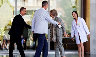 El rey Felipe VI y la reina Sofía a su llegada este sábado al Hospital Universitario Quirón. |  EFE
