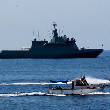 El Audaz, fondeado cerca de Lampedusa. |  EFE