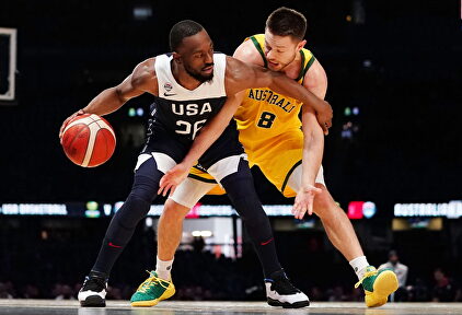 Kemba Walker y Dellavedova luchan por un balón. |  EFE