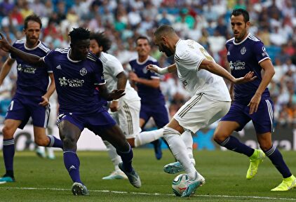 Benzema busca una oportunidad de remate dentro del área |  EFE