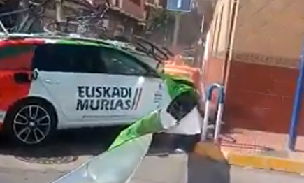 Brutal accidente: el choque del coche del equipo Euskadi durante La Vuelta