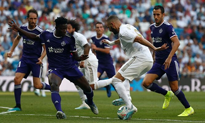 Benzema busca una oportunidad de remate dentro del área |  EFE