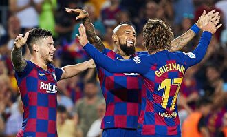 Los tres héroes de la remontada azulgrana se saludan tras uno de los goles | Efe