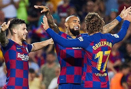 Los tres héroes de la remontada azulgrana se saludan tras uno de los goles | Efe