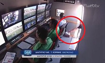 Estrenan el VAR en Grecia y cazan a los árbitros recibiendo la comida