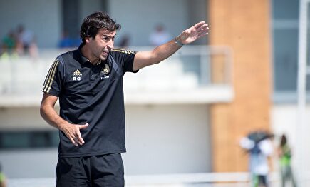 Raúl González Blanco en su debut como entrenador del Castilla |  EFE