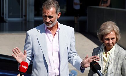 El Rey y la reina Sofía tras visitar al rey emérito este sábado |  EFE