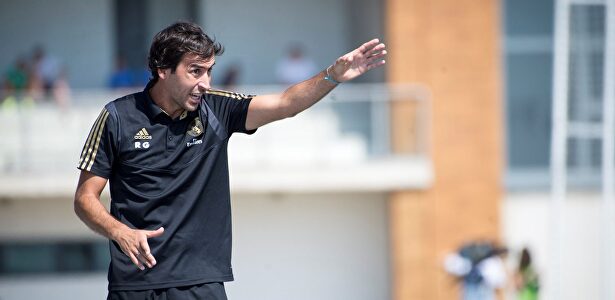 Raúl González Blanco en su debut como entrenador del Castilla |  EFE