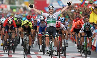 Sam Bennett gana en Alicante y Roche sigue líder