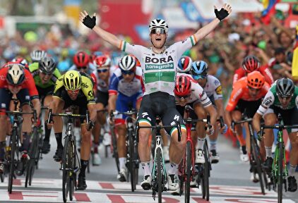 Sam Bennett gana en Alicante y Roche sigue líder