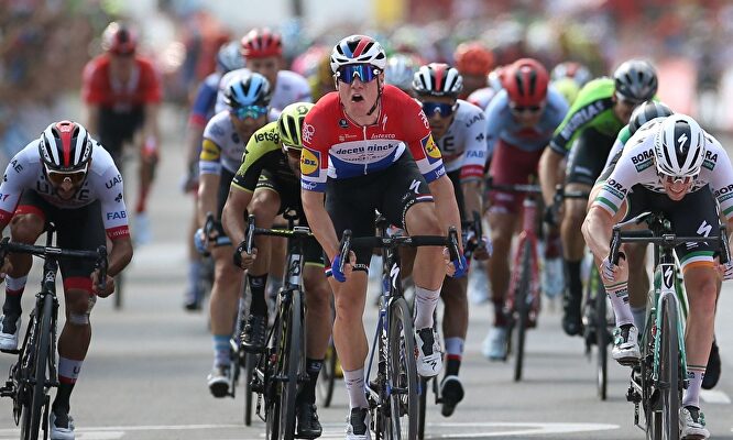 Jakobsen, grave y hospitalizado tras una tremenda caída en Polonia | EFE