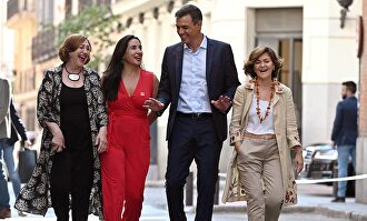 Pedro Sánchez y Carmen Calvo con representantes de la sociedad civil. |  EFE