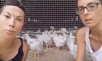 Las dos protagonistas del vídeo |  Twitter