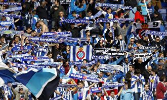 Aficionados del Espanyol con banderas antibarcelonistas. |  EFE