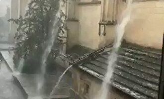Así desaguan las gárgolas de la Catedral de Segovia cuando cae una tormenta