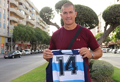 Rubén Wolkowyski posa para LD con una camiseta de la selección argentina | LD (JMP)