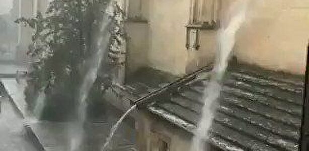 Así desaguan las gárgolas de la Catedral de Segovia cuando cae una tormenta