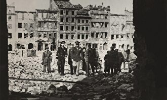 El general Eisenhower se pasea por las ruinas de Varsovia una vez finalizada la guerra |  Cordon Press
