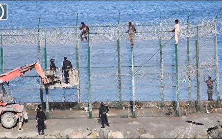 Nuevo asalto masivo de inmigrantes a la valla de Ceuta deja varios guardias civiles heridos