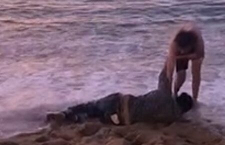 Sigue la violencia en Barcelona: brutal pelea en la playa por un intento de robo