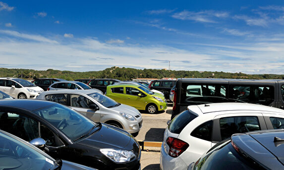 Una caravana vehículos |  Alamy