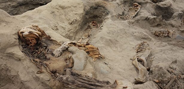 Fotografía cedida que muestra esqueletos de 364 niños ejecutados en Perú |  Agencia Andina