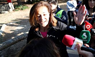 Dolores Fernández Ochoa hablando con los medios |  EFE