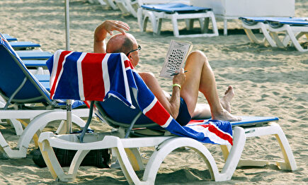 Turista británico en una playa de Canarias | Alamy