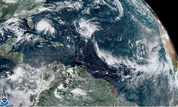 Imagen cedida por la Administración Nacional Oceánica y Atmosférica (NOAA) donde se muestra el paso de Dorian sobre las Bahamas hacia Florida |  EFE