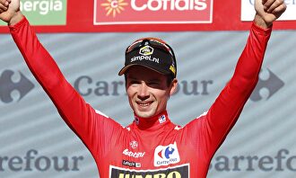 Roglic, con el Maillot de líder. | EFE