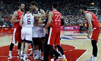 Partido a cara de perro entre Estados Unidos y China |  EFE