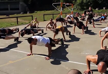 Un partido comunista prepara a su "juventud de combate" en campamentos paramilitares
