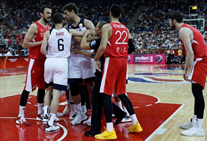 Partido a cara de perro entre Estados Unidos y China |  EFE