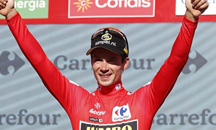 Roglic vuela en Pau y se enfunda el maillot rojo de líder