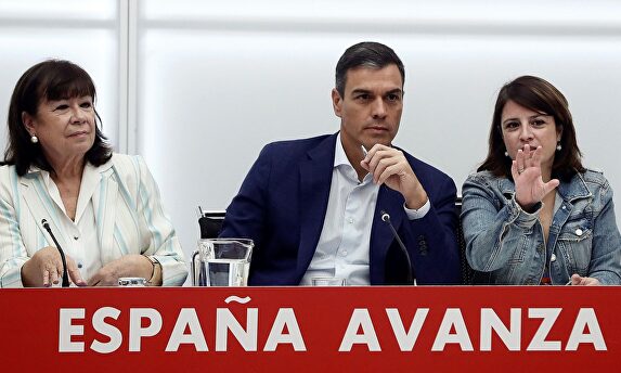 Pedro Sánchez, acompañado por Narbona y Lastra
