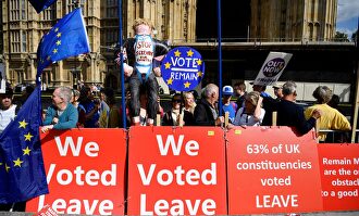 Protestas a favor y contra el Brexit frente al Parlamento británico |  EFE