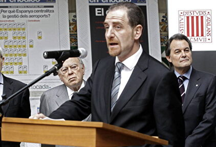 Enric Hernández, bajo la atenta mirada de Montilla, Pujol y Mas. |  EFE