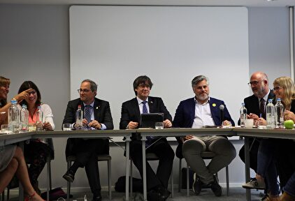 Carles Puigdemont en una reunión con su grupo en Bruselas |  EFE