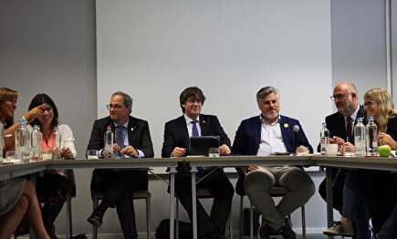Carles Puigdemont en una reunión con su grupo en Bruselas |  EFE