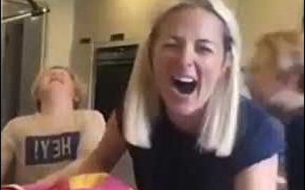 La broma pesada de una madre que finge cortarse un dedo ante sus hijos 