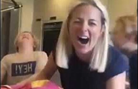 La broma pesada de una madre que finge cortarse un dedo ante sus hijos 