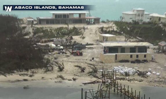 Las islas Bahamas amanecen devastadas tras el paso del huracán Dorian